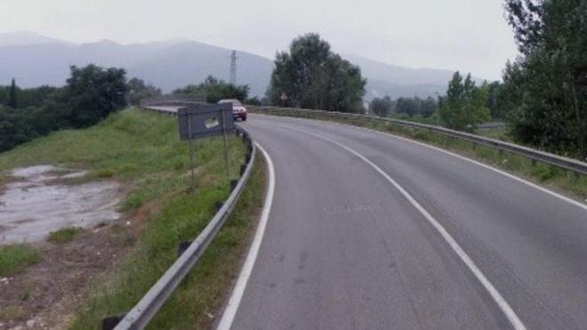 Operaio travolto da un’auto mentre segnala i lavori stradali