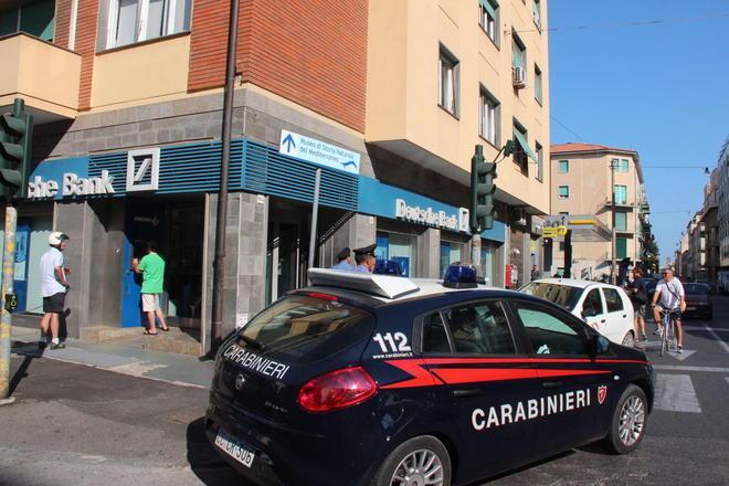 Furto in banca con lo show, i ladri fuggono con 130mila euro 