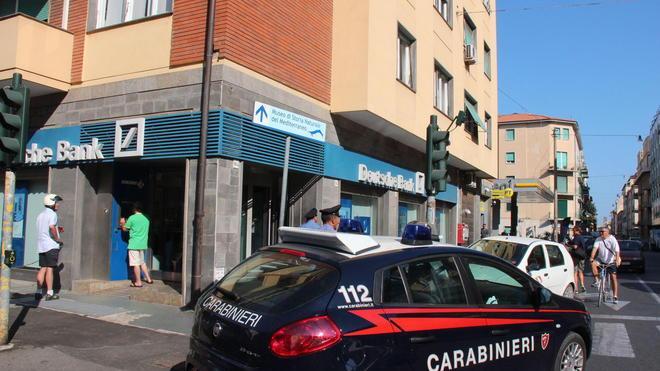 Furto in banca con lo show, i ladri fuggono con 130mila euro