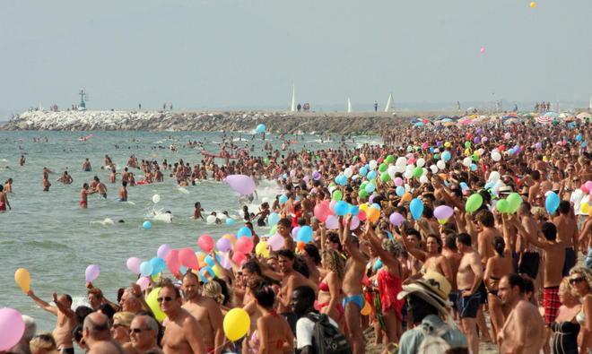 Litorale, nei bagni preparativi per il tuffo collettivo 