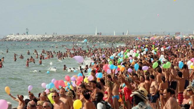 Litorale, nei bagni preparativi per il tuffo collettivo