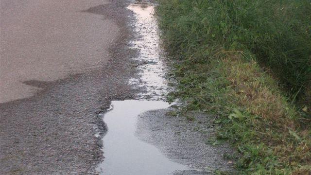 Si rompe un tubo dell’acqua, ma nessuno lo ripara