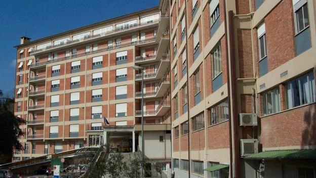 Gioca e cade nella brace, bimba si brucia una mano