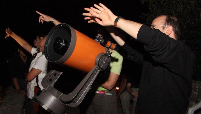 Col naso all’insù a guardar le stelle tra musica e vino