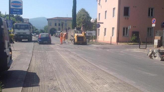 Operai al lavoro per rifare l’asfalto in via Carlo Piaggia