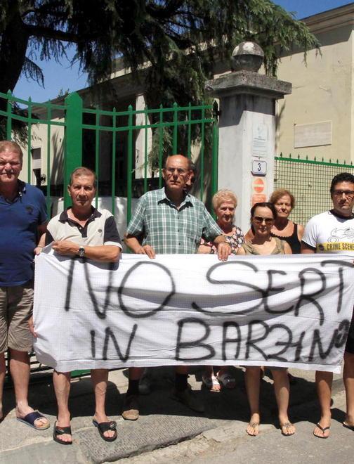 «Il Sert lontano da qui» protesta in via Barzino 