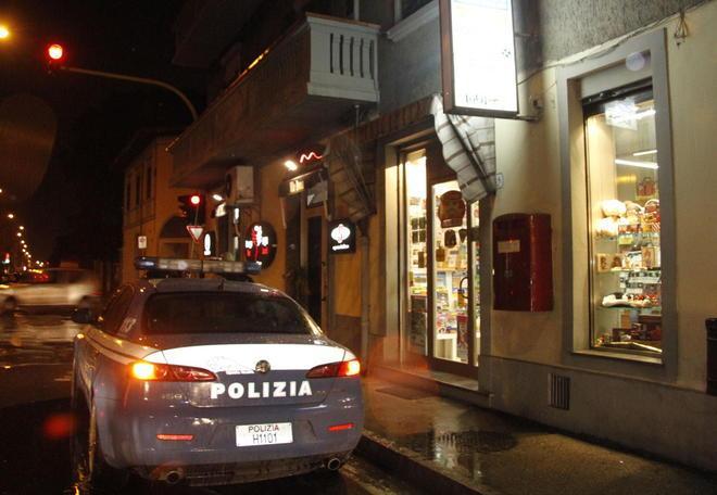 Buttafuori ubriaco soccorso dall’ambulanza davanti alla discoteca 