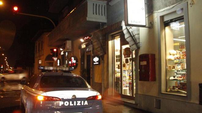 Buttafuori ubriaco soccorso dall’ambulanza davanti alla discoteca