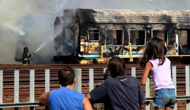  Bruciano due vagoni abbandonati alla stazione, grande nube di fumo 