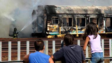 Bruciano due vagoni abbandonati alla stazione, grande nube di fumo