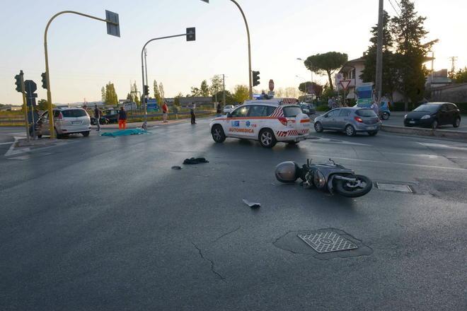 Auto contro scooter, muore quarantenne di Lari 