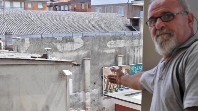 Piazza Fabbri, eternit ammassato su un tetto