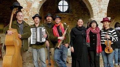 Gli artisti di strada animano il borgo, al via la due giorni 
