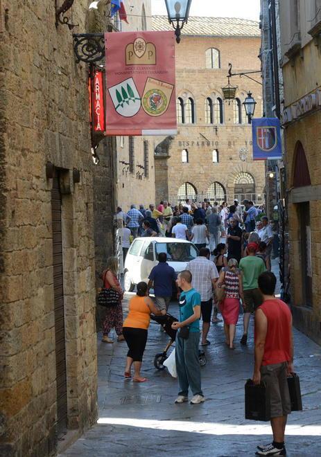 Senza stand o gazebo vietato chiedere contributi in strada 
