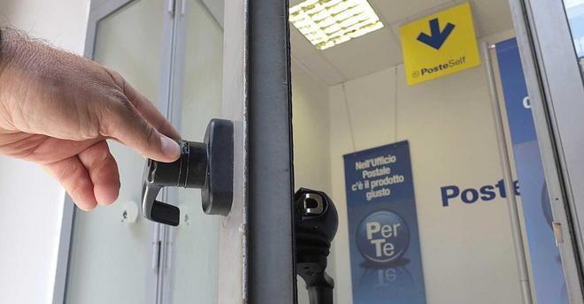 Manomessa la porta del bancomat delle Poste