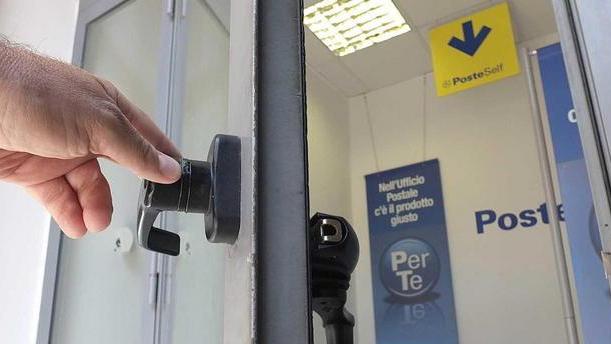 Manomessa la porta del bancomat delle Poste