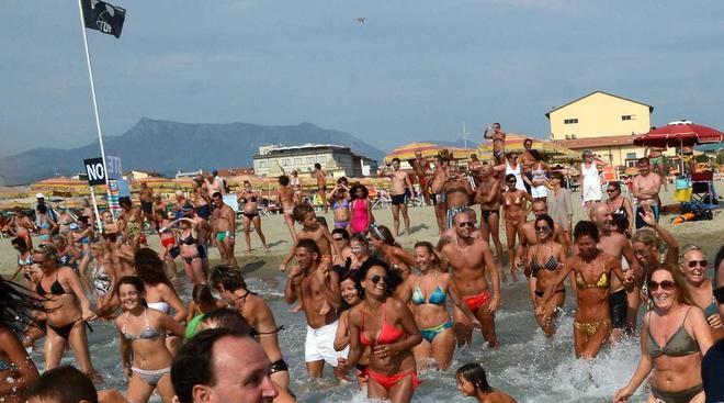Oggi maxi tuffo per protestare contro l’asta delle spiagge