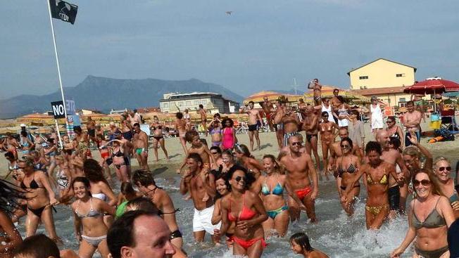 Oggi maxi tuffo per protestare contro l’asta delle spiagge