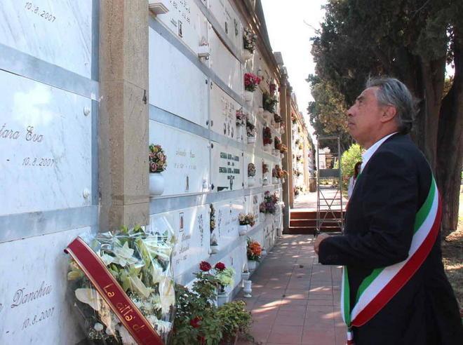 Pian di Rota, fiori del sindaco per le piccole vittime del rogo