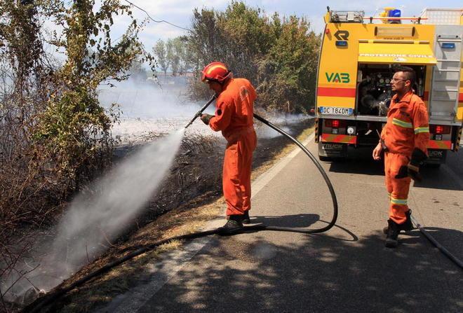 Inferno per una cicca incendio minaccia aziende e abitazioni 