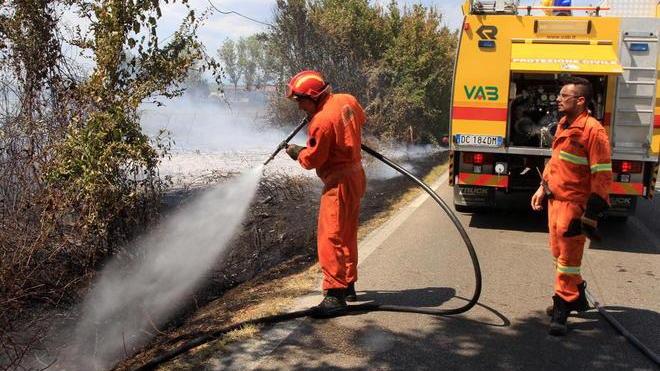 Inferno per una cicca incendio minaccia aziende e abitazioni