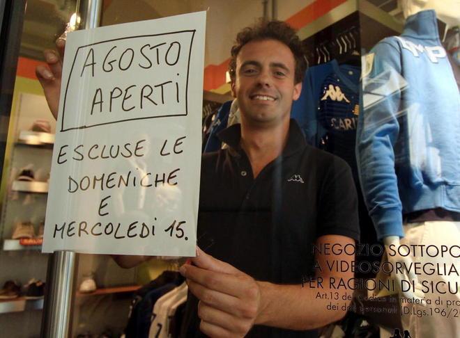 Vacanze sempre più brevi aperti due negozi su tre 