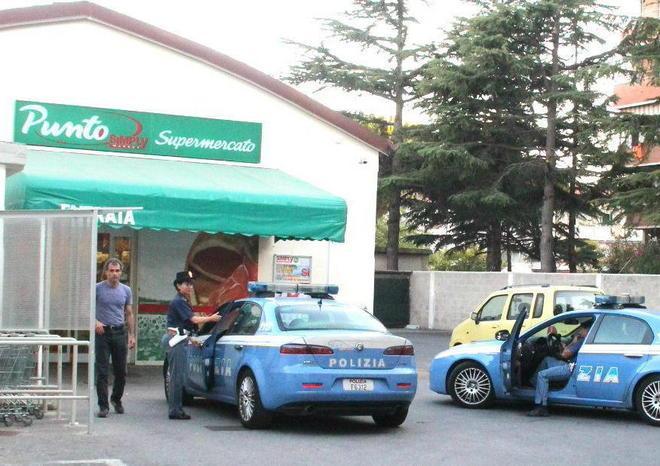 Pistola e taglierino, rapinano il Simply 