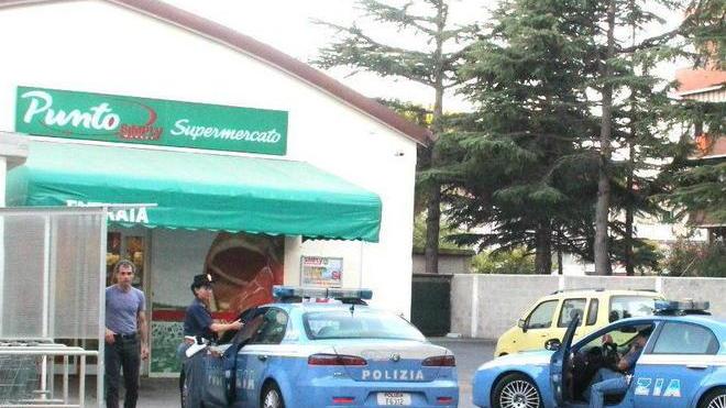 Pistola e taglierino, rapinano il Simply