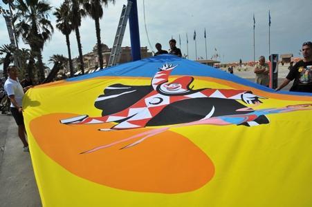 Rubata la bandiera del Carnevale estivo. Santini: «Restituitela» 