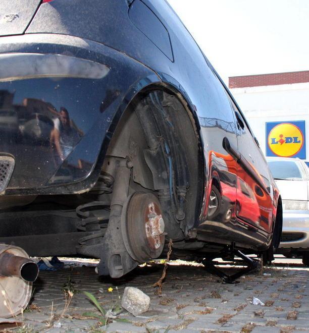 Quel parcheggio è un cimitero di auto 