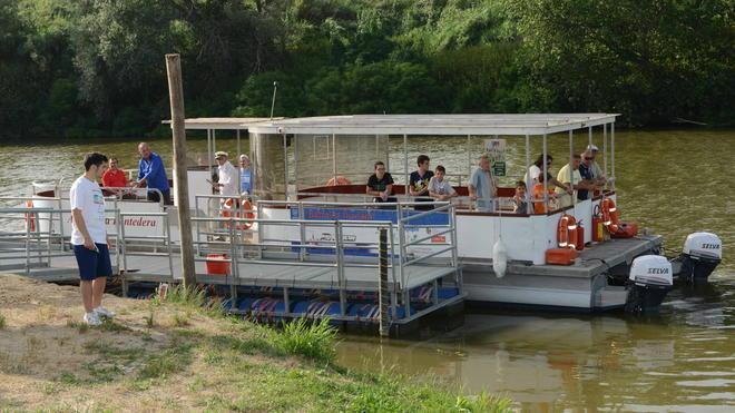 Storie di barcaioli a Ferragosto lungo il fiume Era 