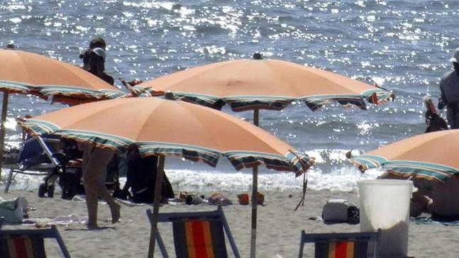 Furto sotto l’ombrellone a Tirrenia