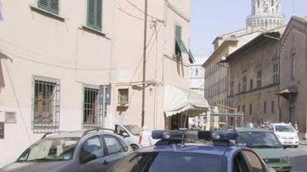 Ruba con la tecnica della gomma bucata, bloccato