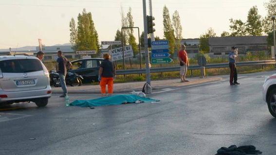 Muore nello scontro con un’auto