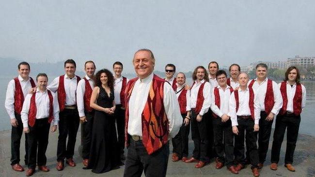 Lo show di Renzo Arbore con l’Orchestra Italiana