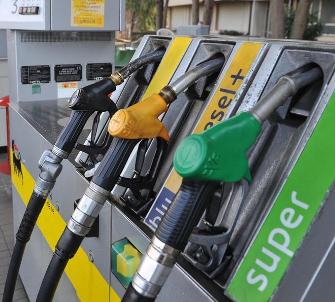 La benzina risale alle stelle Ultime ore per gli sconti 