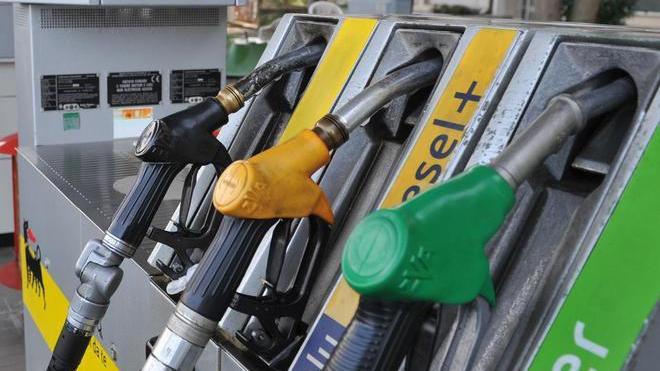La benzina risale alle stelle Ultime ore per gli sconti