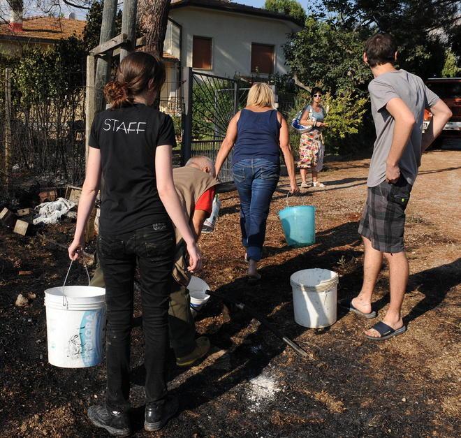 Incendio devasta azienda e circonda il cimitero 
