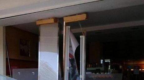 Con blocchi di pietra i ladri all’assalto di due profumerie