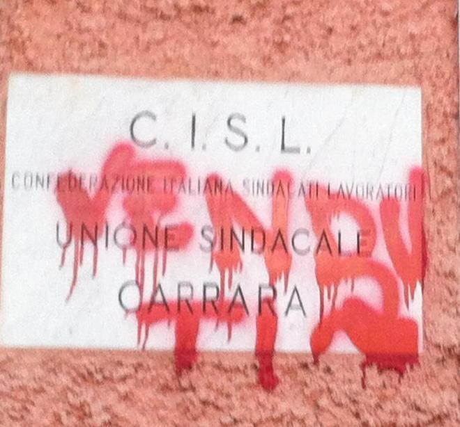 Vandali writers imbrattano l’esterno della sede Cisl