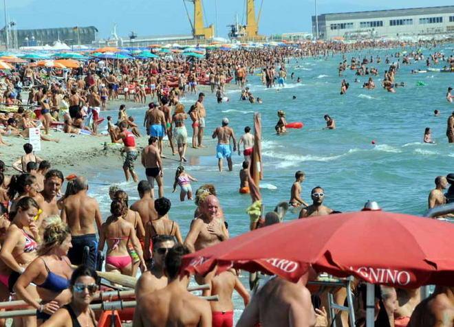 Flop del maxi tuffo a Marina di Carrara 