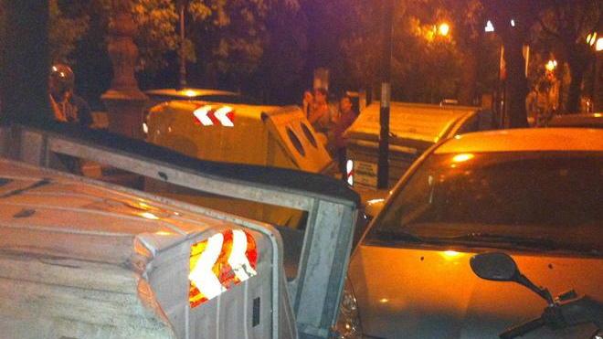 Smart danneggia tre auto e scappa