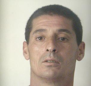 Accoltella il rivale e scappa, preso 