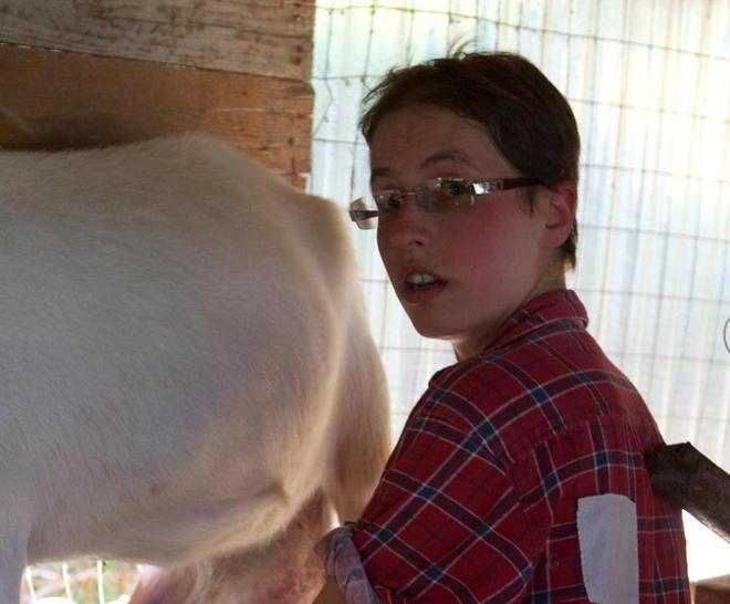 Contadina a 25 anni: «La felicità è vivere in mezzo alle capre» 