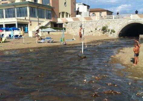 Onda maleodorante in spiaggia 
