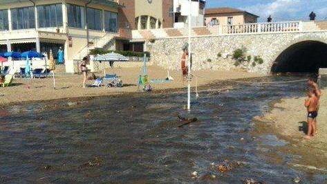 Onda maleodorante in spiaggia