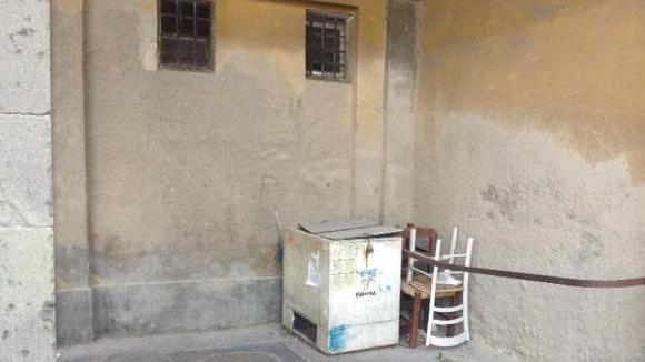 Rifiuti ingombranti lasciati in via Elisa