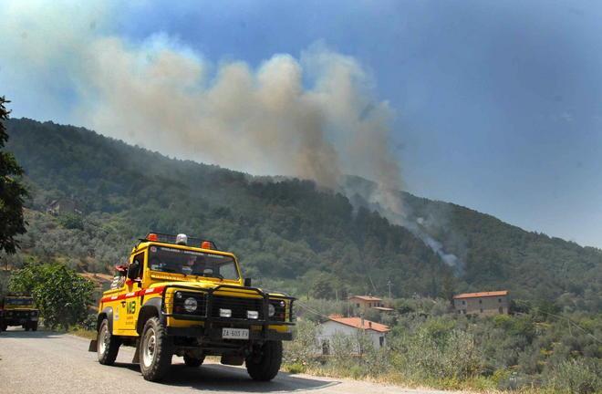 Incendio sul Montalbano, al Pinone 