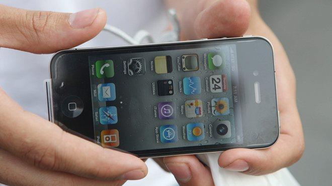 Gli rubano l’iphone, lo rintraccia sul computer e lo fa recuperare