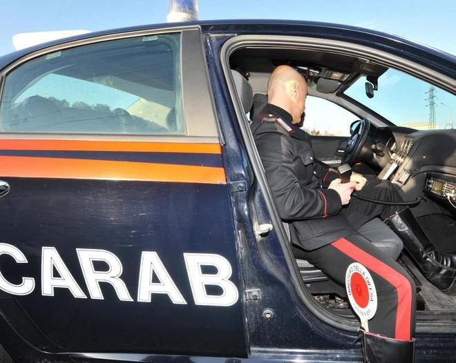 Provoca un incidente con l’auto e fugge, rintracciato dai carabinieri 